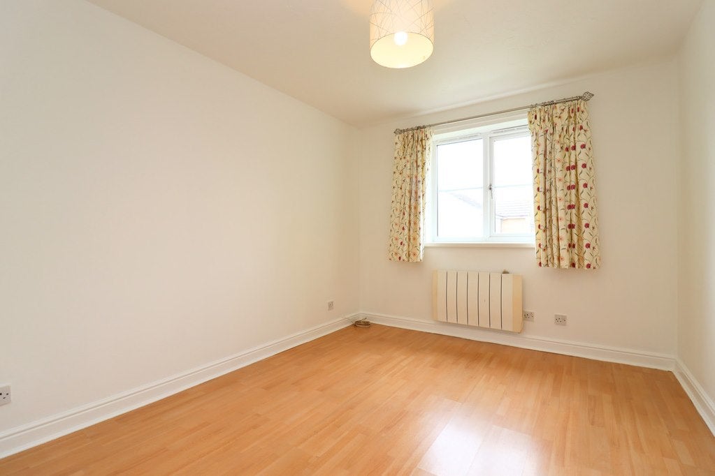 Flat Donald Woods Gardens in Greater London