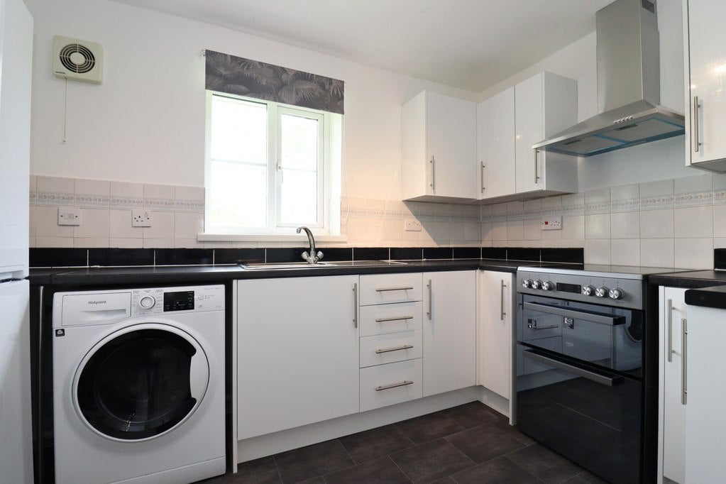 Flat Donald Woods Gardens in Greater London