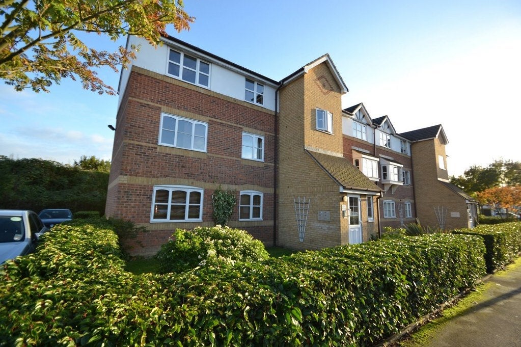 Flat Donald Woods Gardens in Greater London