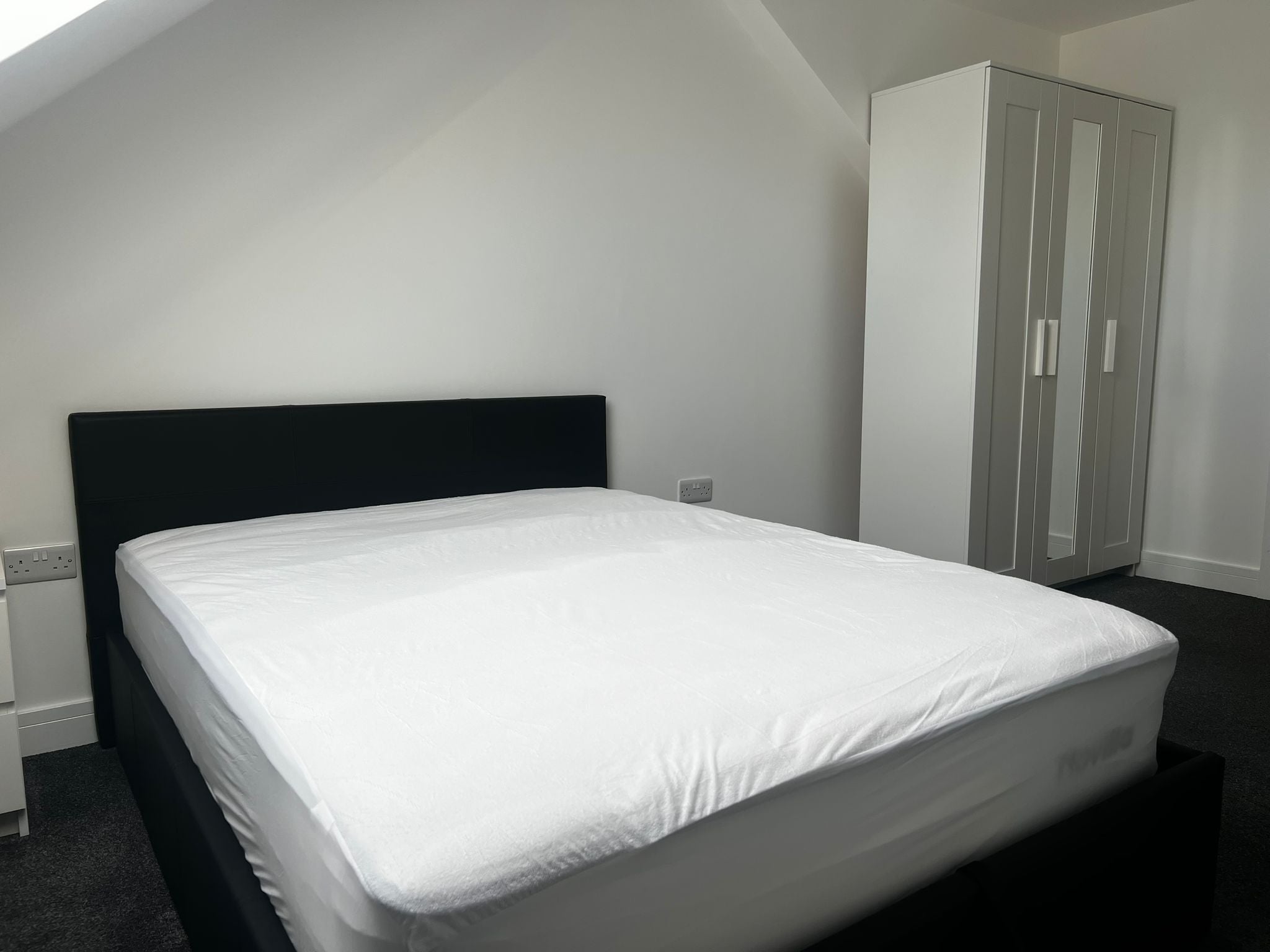 Room Conygre Road in Bristol
