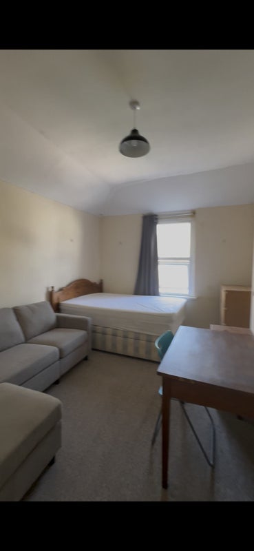 Room Ninian Park Road in Cardiff