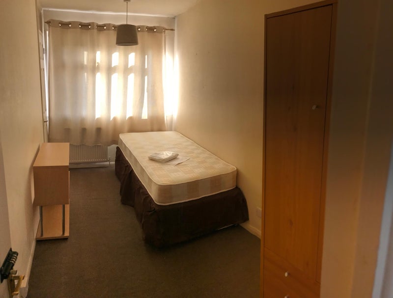 Room Northolt Avenue in East Hertfordshire