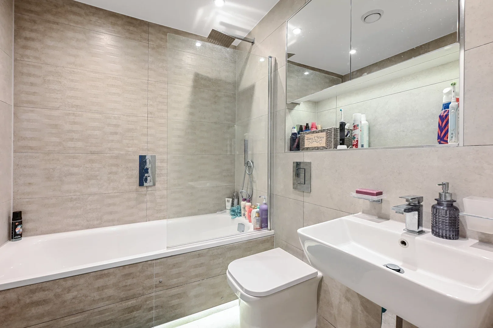 Flat Farnborough Road in Rushmoor