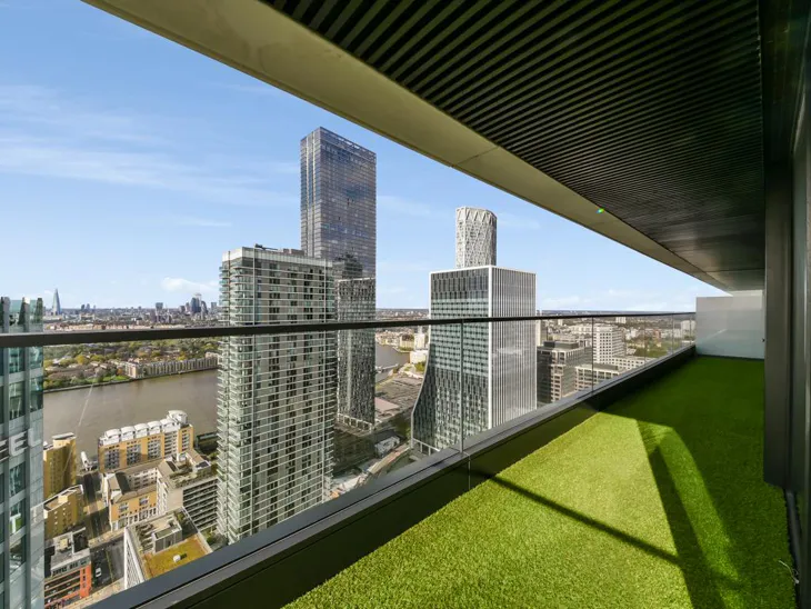 Flat Marsh Wall in Greater London