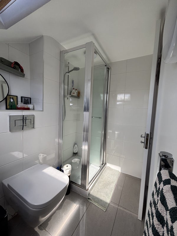 Room Garratt Lane in Greater London