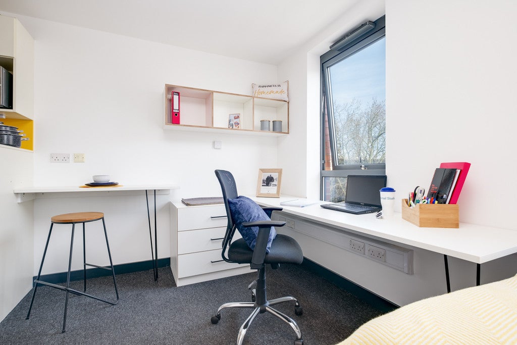 Room Fulham Palace Road in Greater London