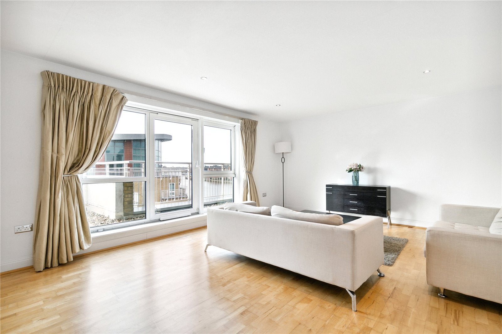 Flat Lombard Road in Greater London