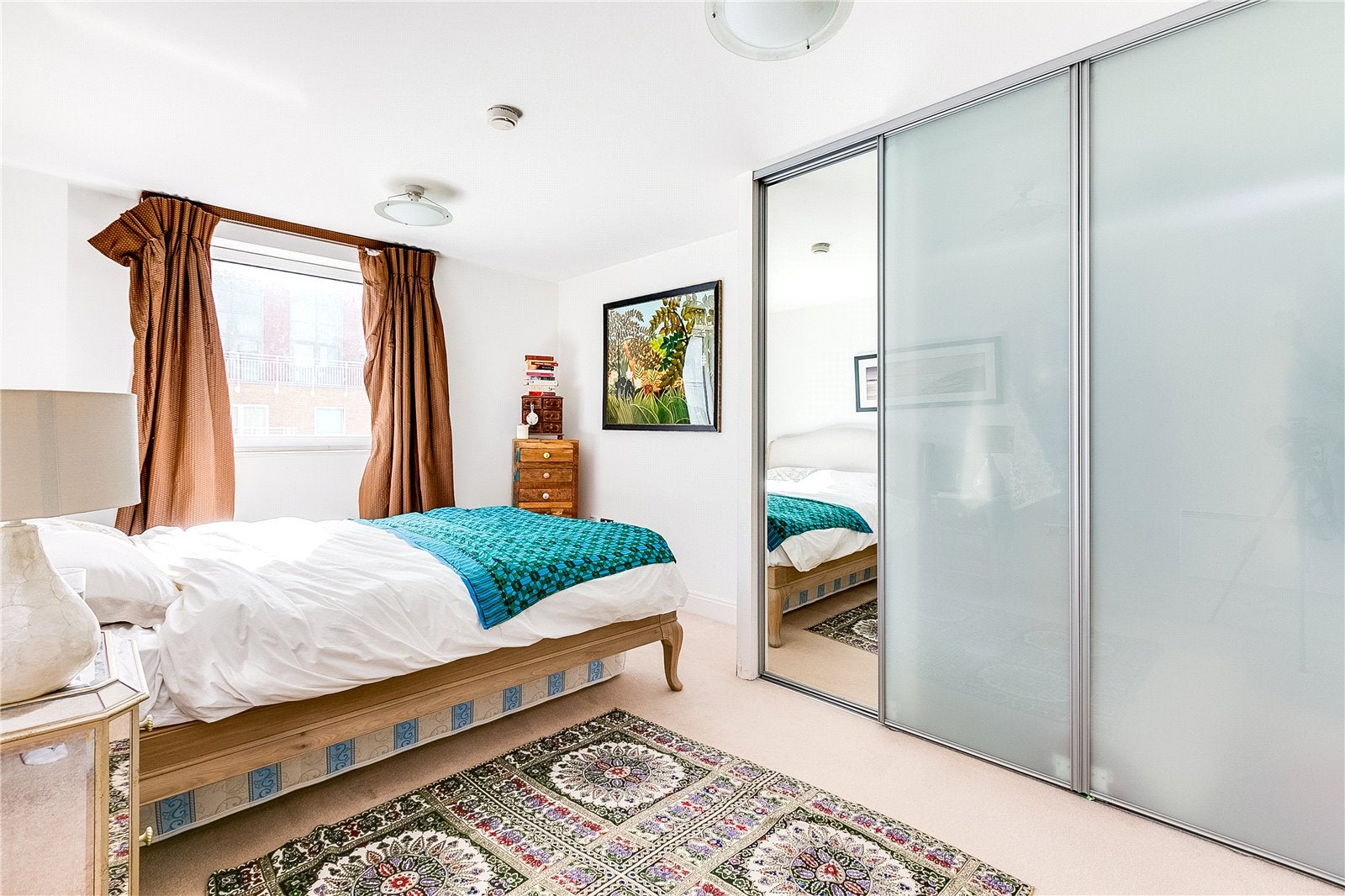Flat Lombard Road in Greater London