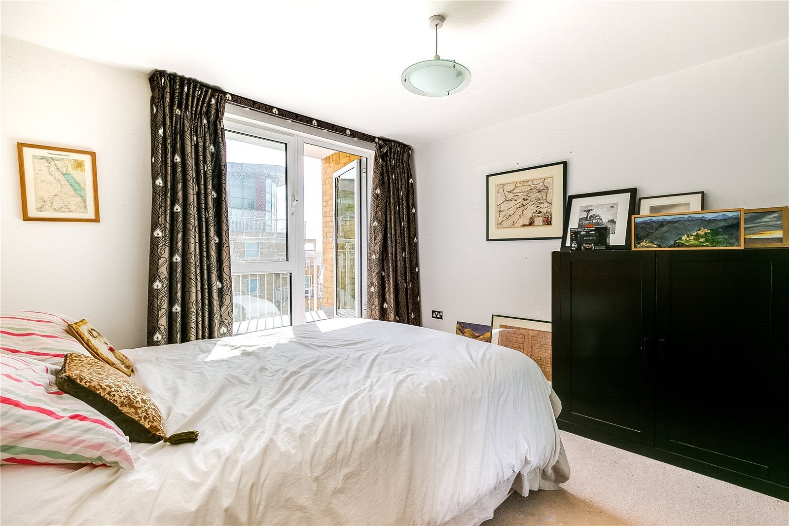 Flat Lombard Road in Greater London