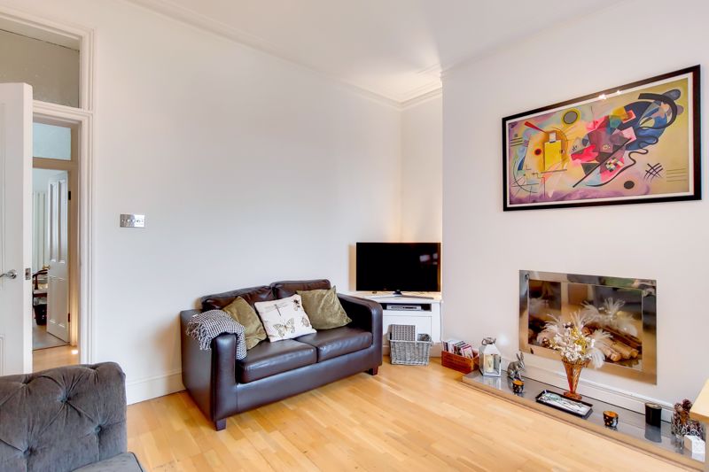 Flat Lurline Gardens in Greater London