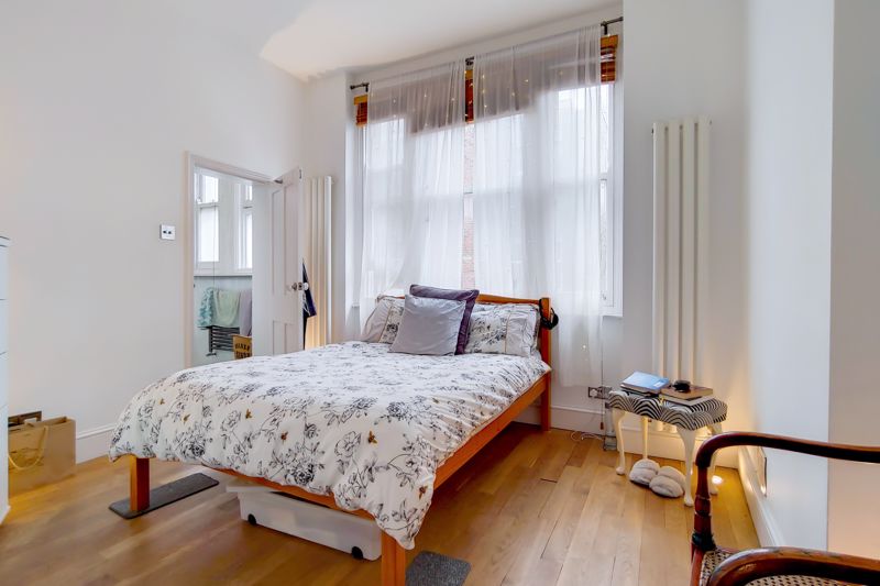 Flat Lurline Gardens in Greater London