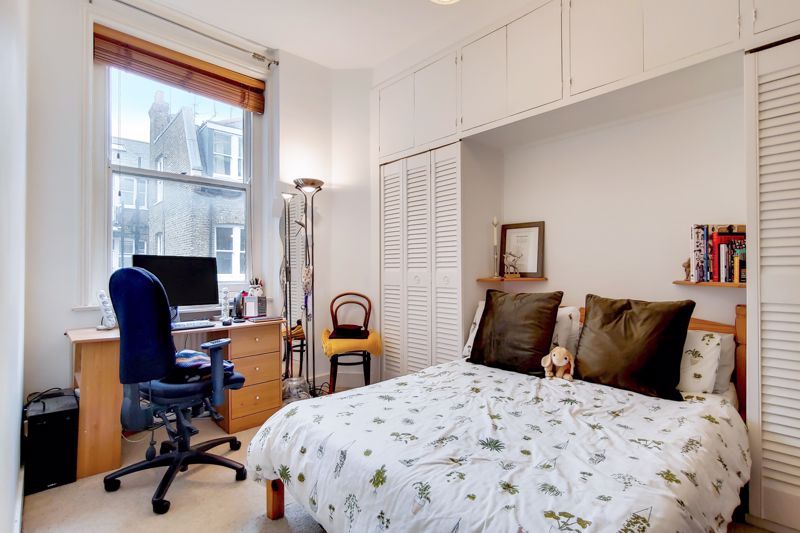 Flat Lurline Gardens in Greater London