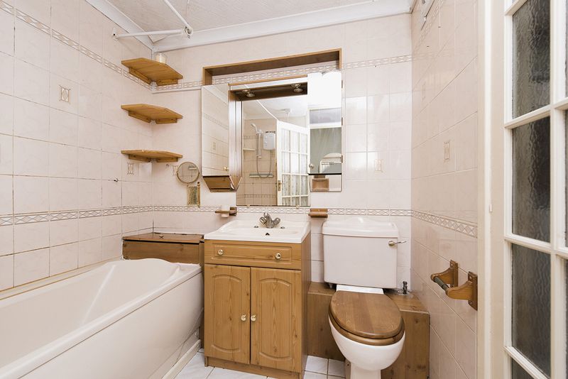 Flat Silverthorne Road in Greater London