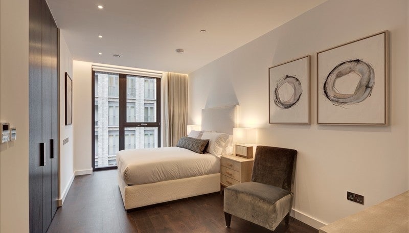 Flat Ponton Road in Greater London