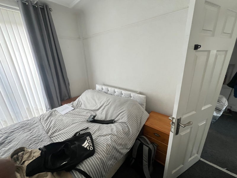 Room Herondale Road in Liverpool