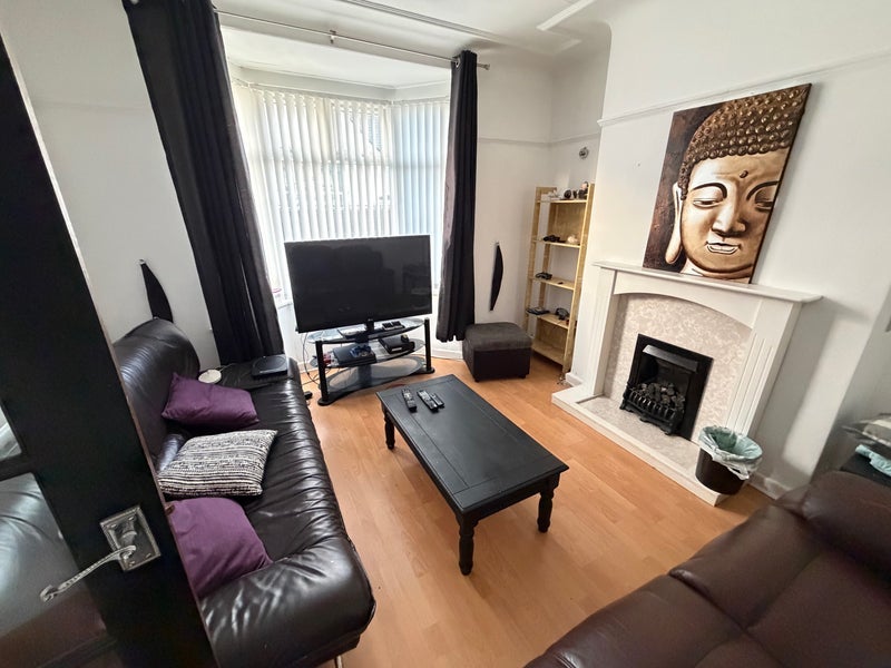 Room Herondale Road in Liverpool