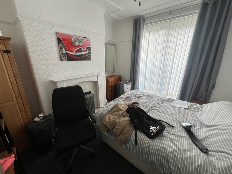 Room Herondale Road in Liverpool