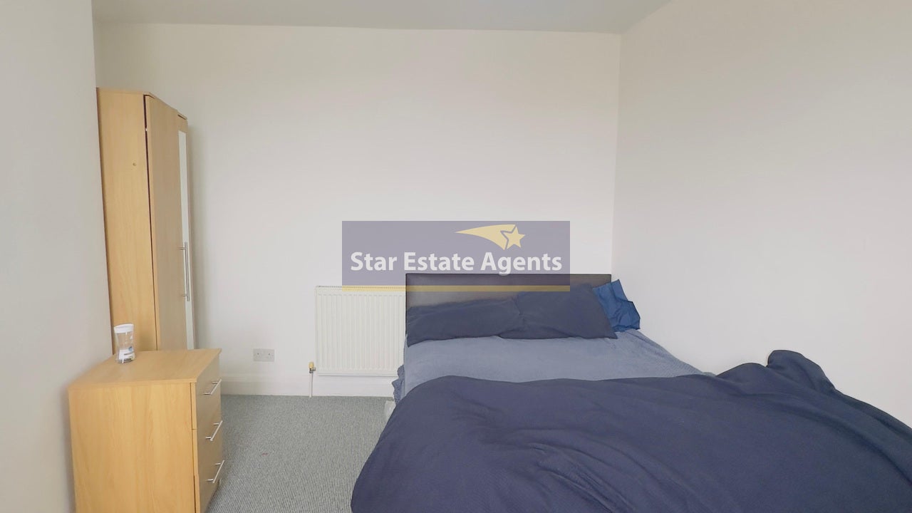Flat Oldfield Lane South in Greater London