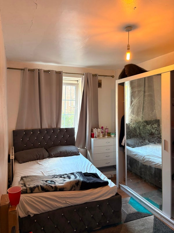 Room Peckham Road in Greater London