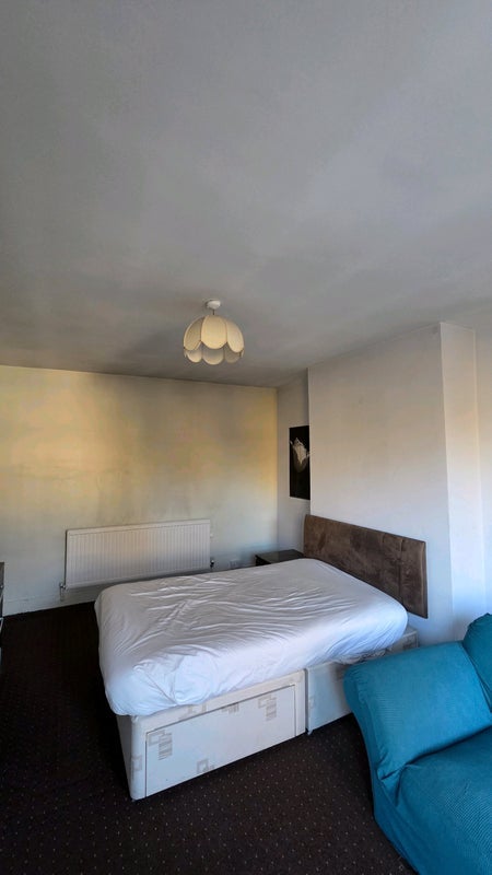 Room Fairlop Road in Greater London