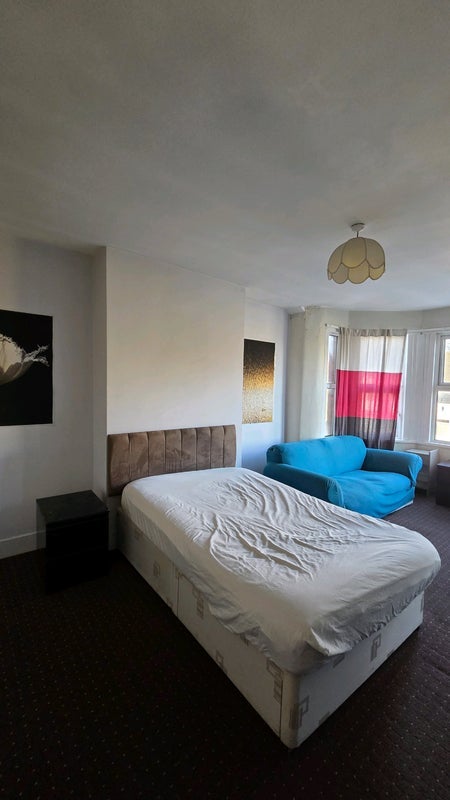 Room Fairlop Road in Greater London