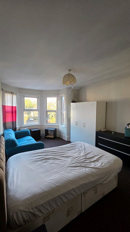 Room Fairlop Road in Greater London