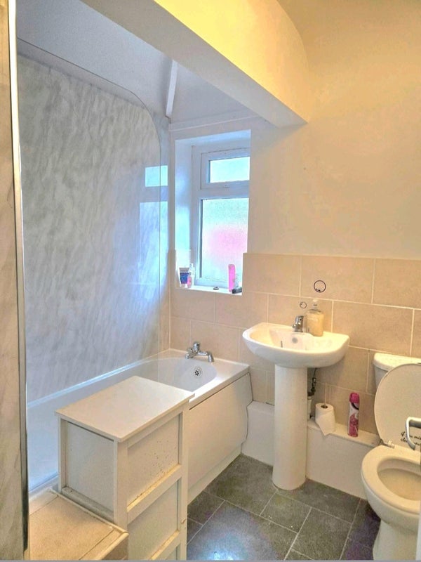 Room Ainsdale Crescent in Nottingham