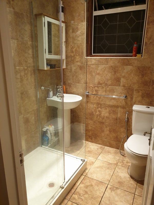 Room Eccleston Road in Greater London