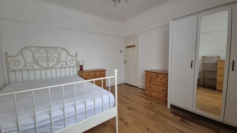 Room Eccleston Road in Greater London