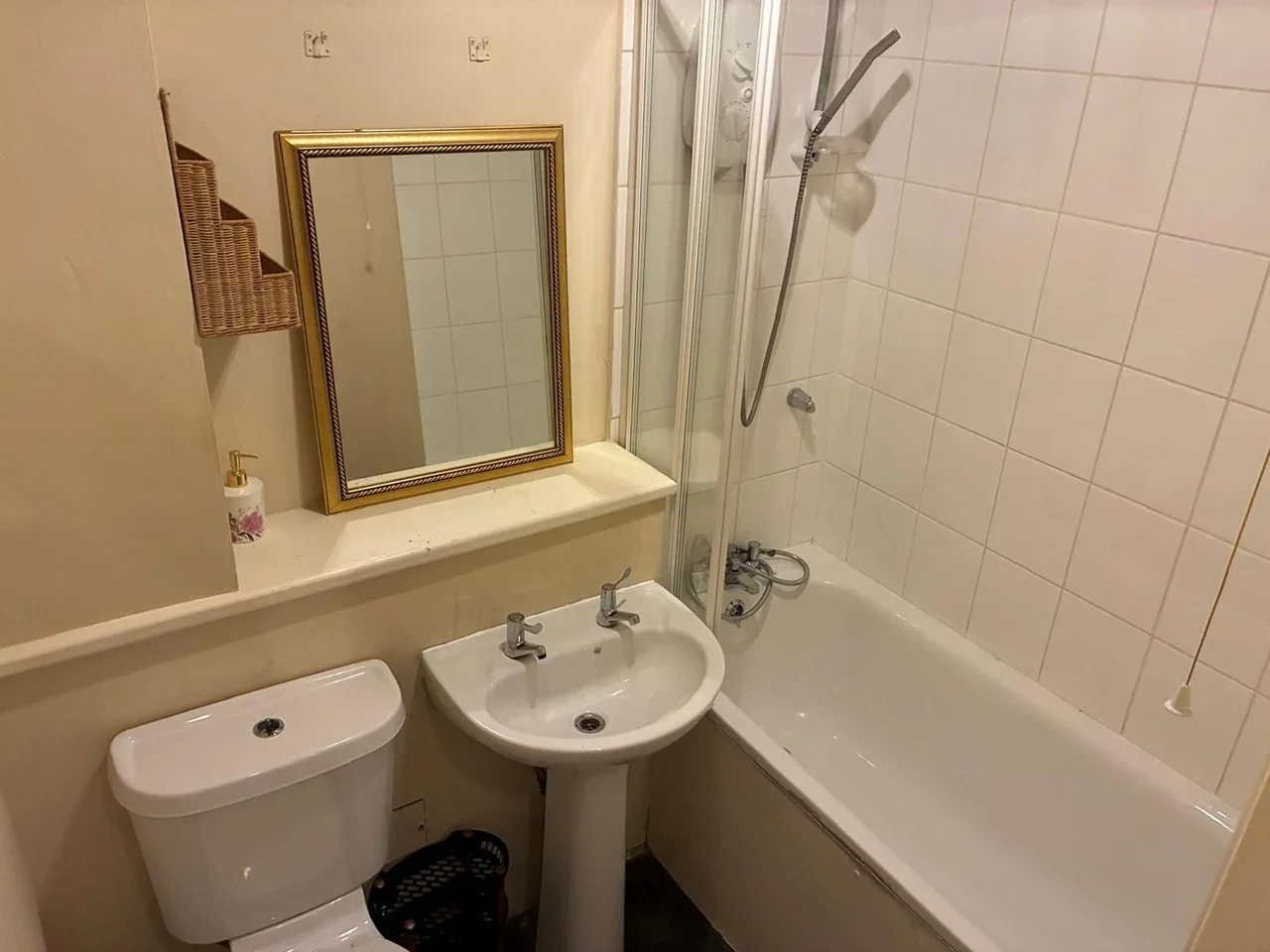 Flat Vicarage Lane in Greater London
