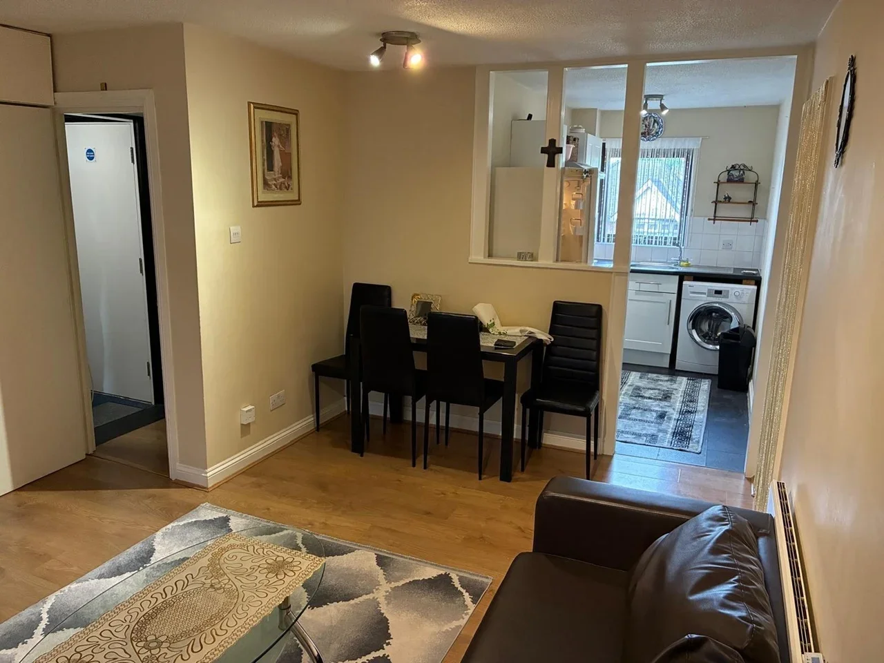 Flat Vicarage Lane in Greater London