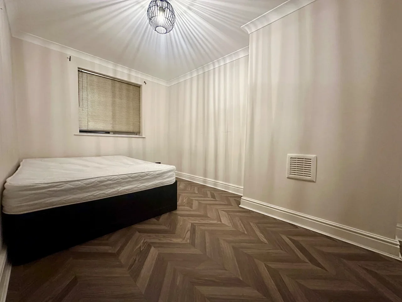 Flat Palmerston Road in Greater London