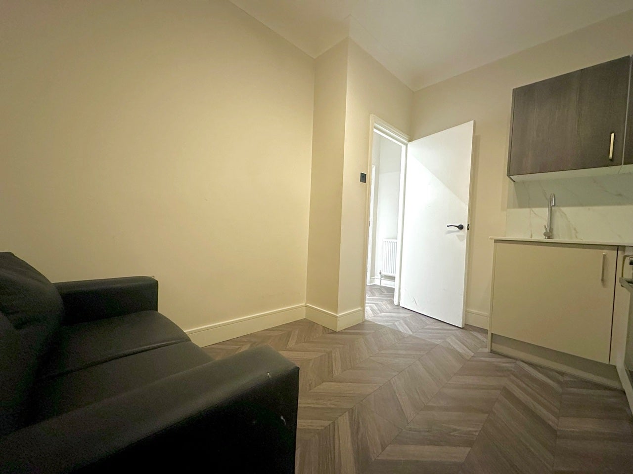 Flat Palmerston Road in Greater London