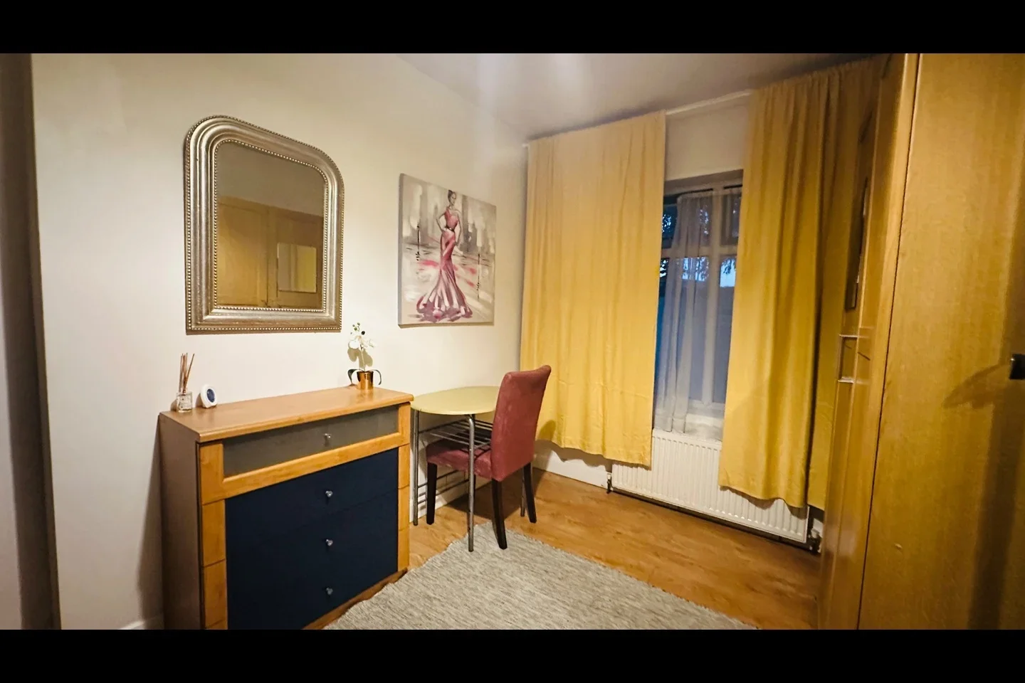 Room North Circular Road in Greater London