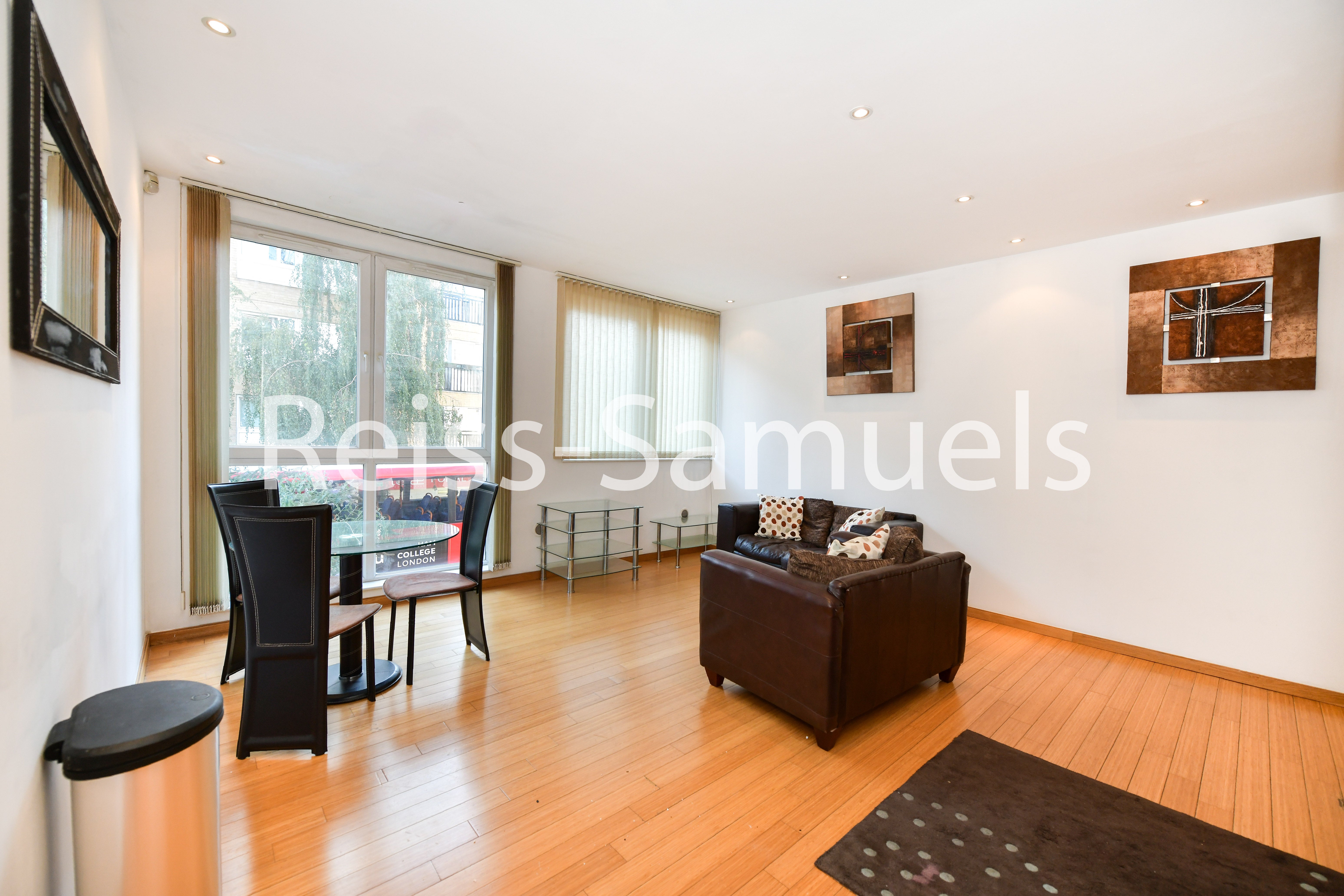 Flat Westferry Road in Greater London