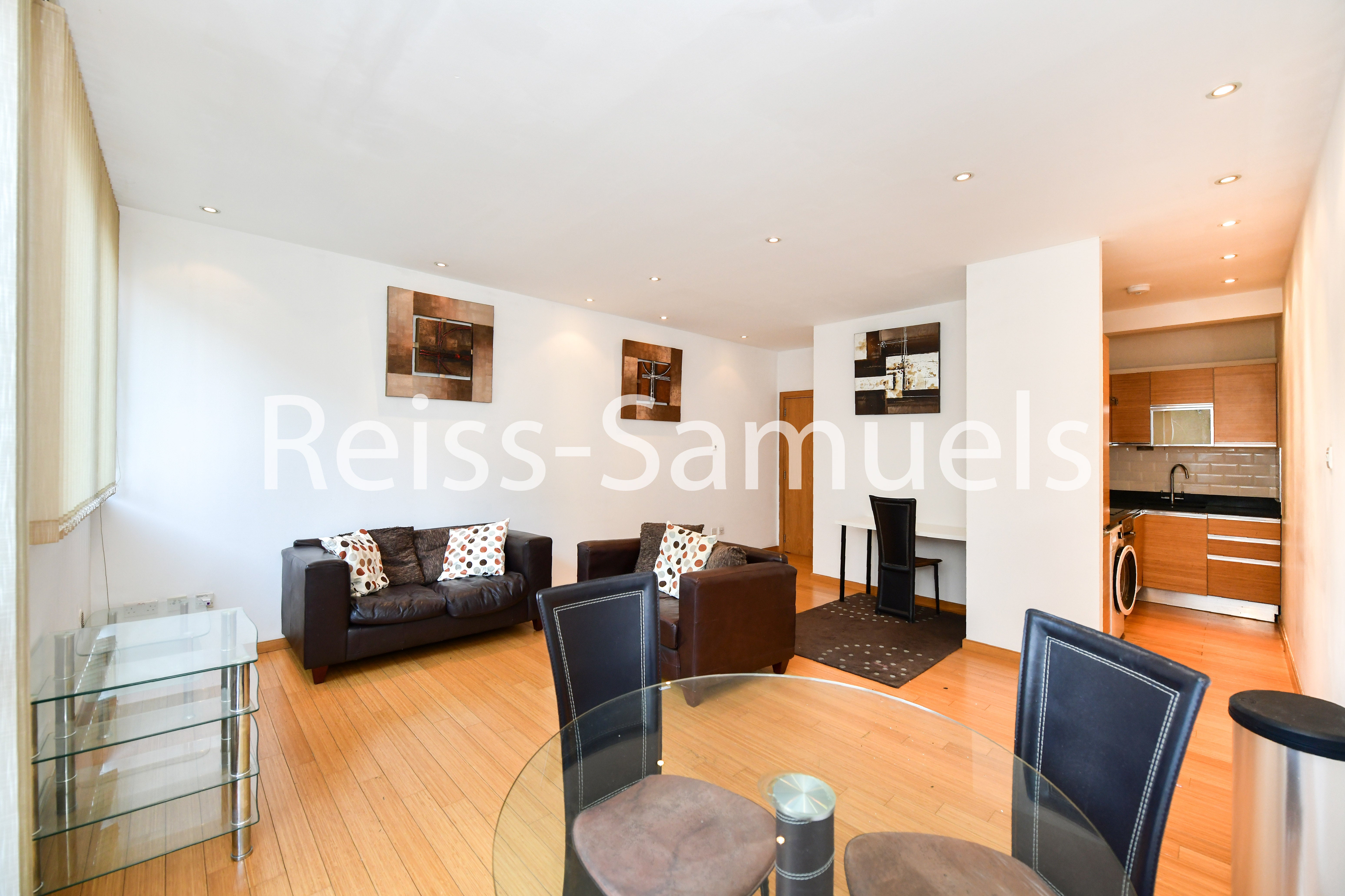 Flat Westferry Road in Greater London
