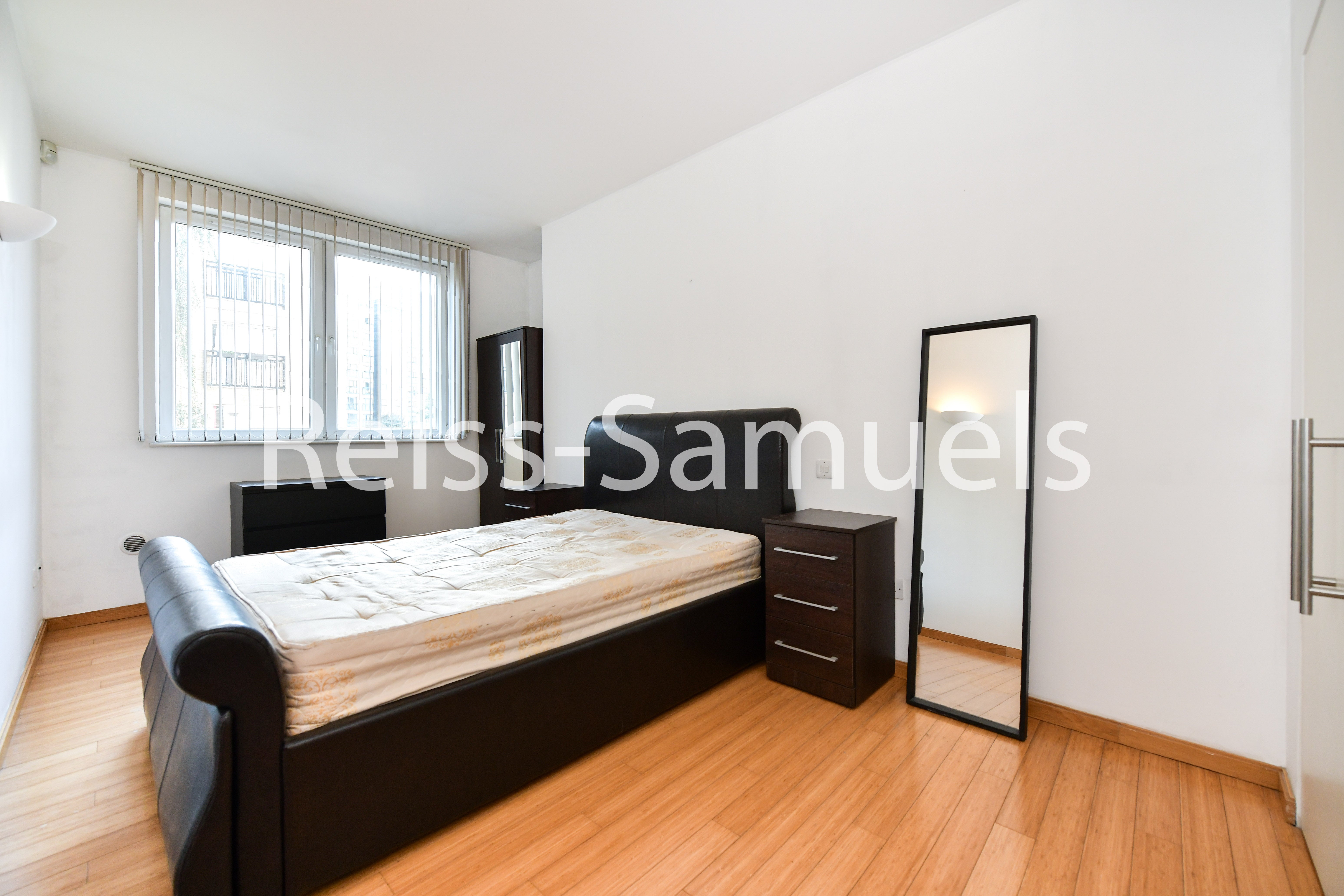 Flat Westferry Road in Greater London