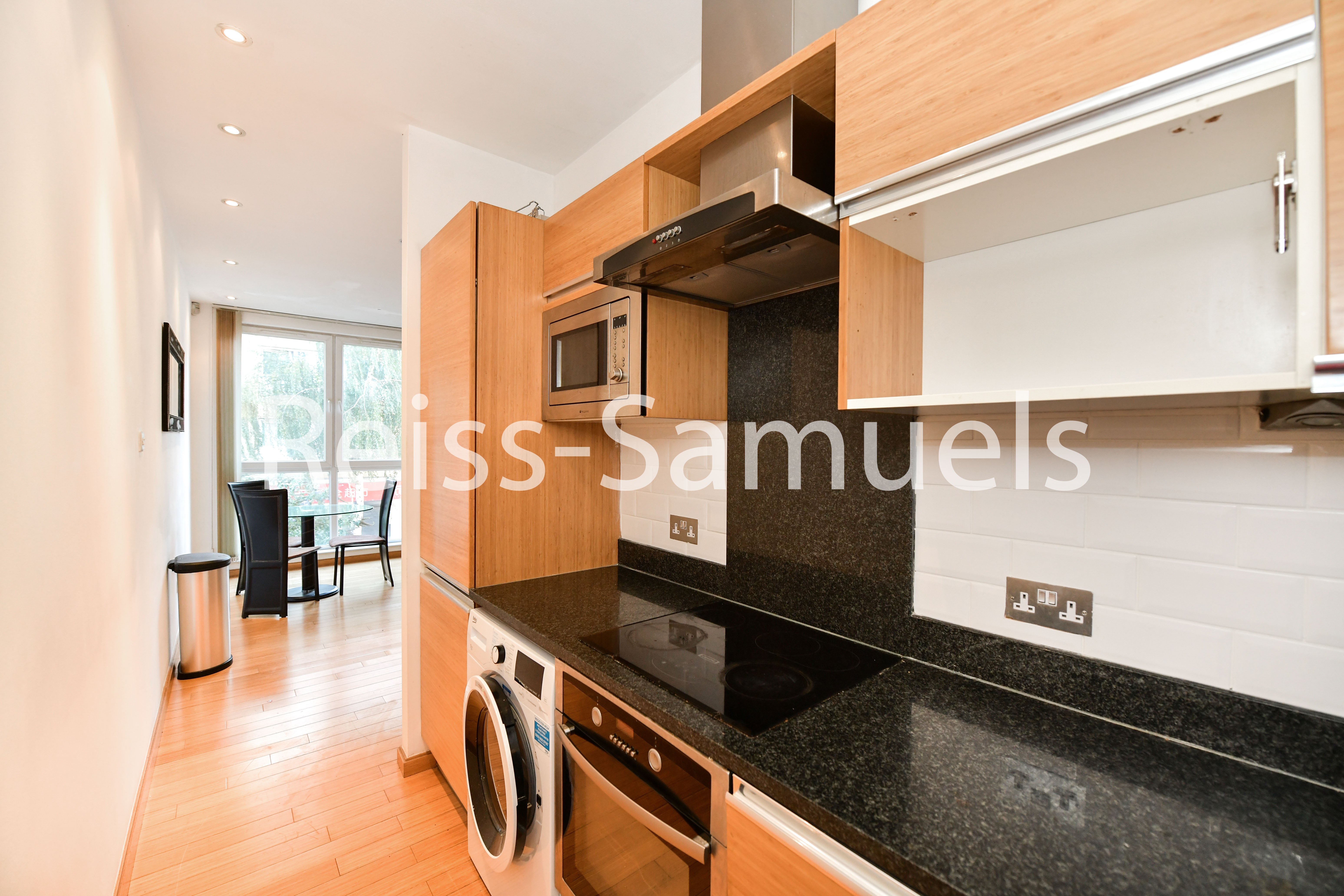 Flat Westferry Road in Greater London