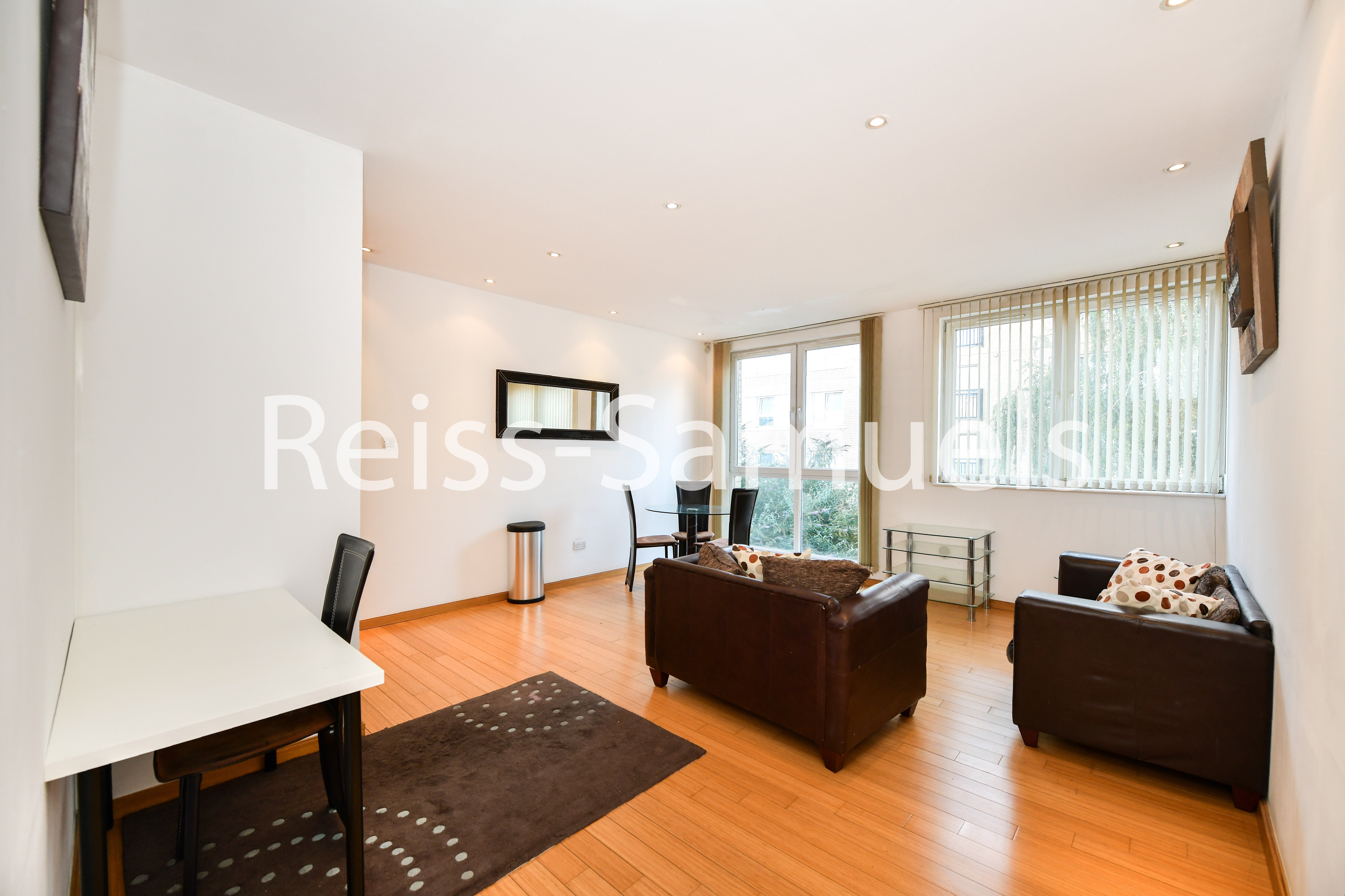Flat Westferry Road in Greater London
