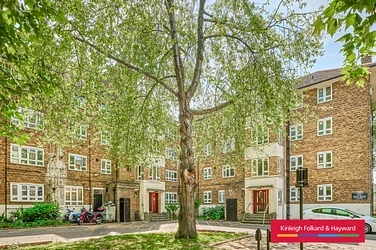 Flat Poynders Road in Greater London