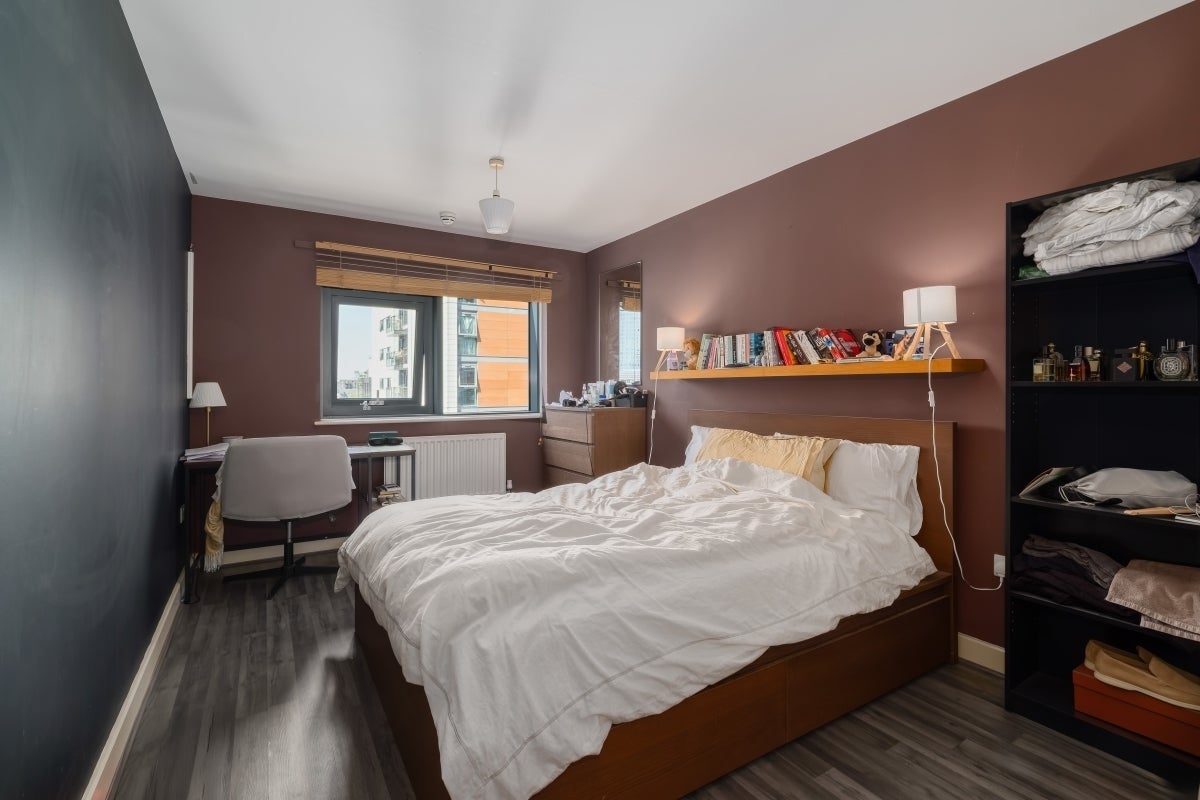 Flat Blackwall Way in Greater London
