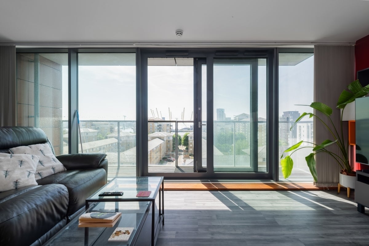 Flat Blackwall Way in Greater London