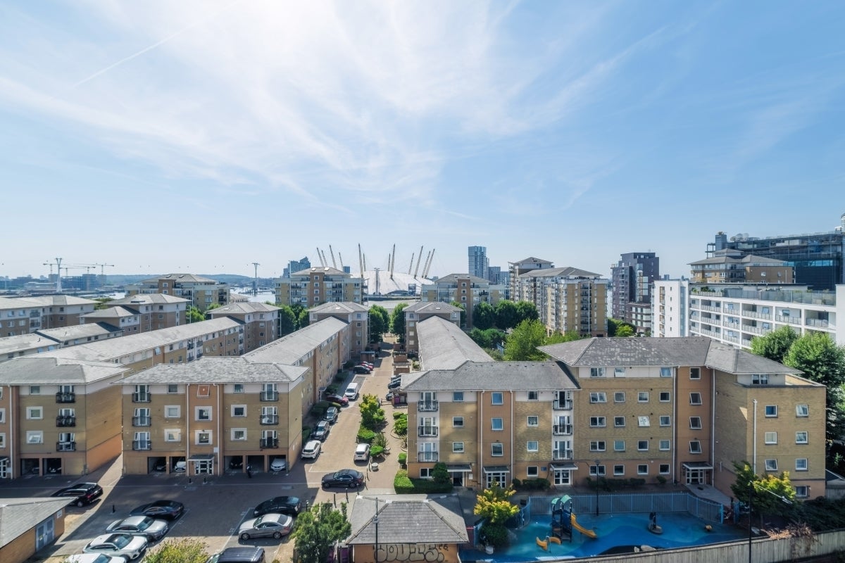 Flat Blackwall Way in Greater London