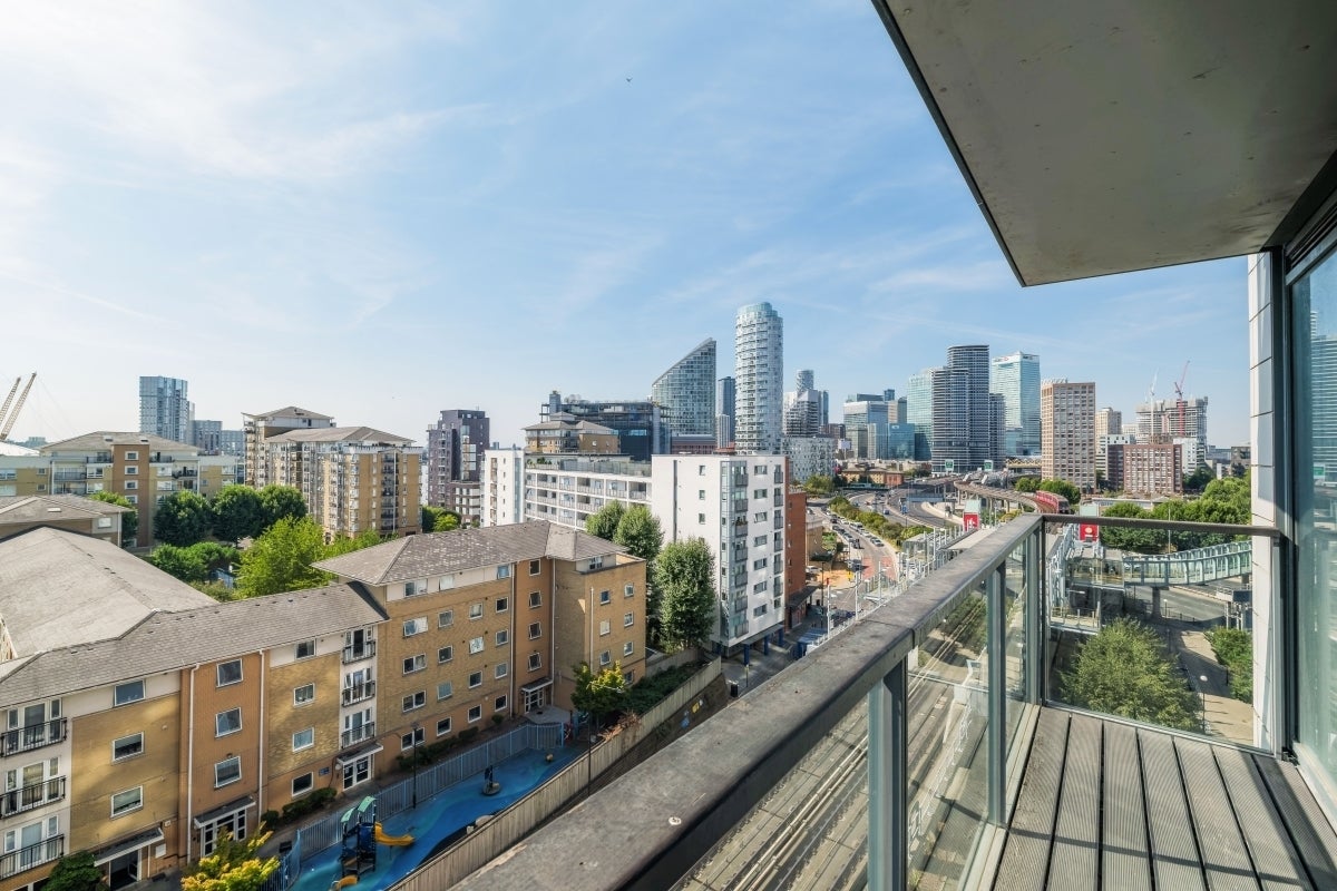 Flat Blackwall Way in Greater London
