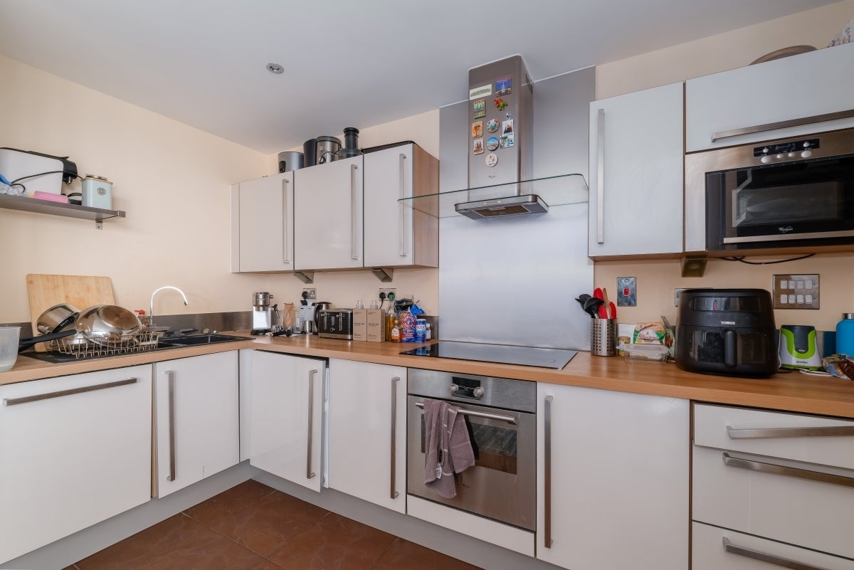 Flat Blackwall Way in Greater London