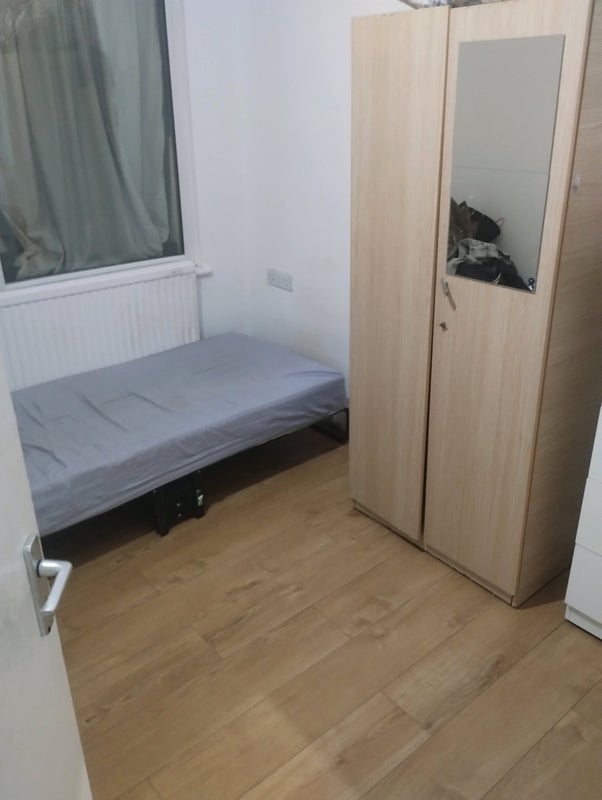 Room Russell Road in Greater London
