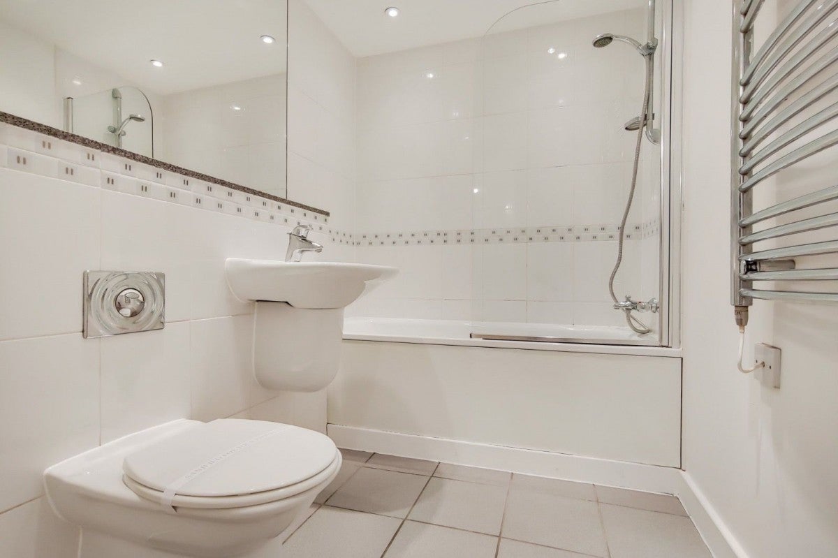 Flat Warton Road in Greater London