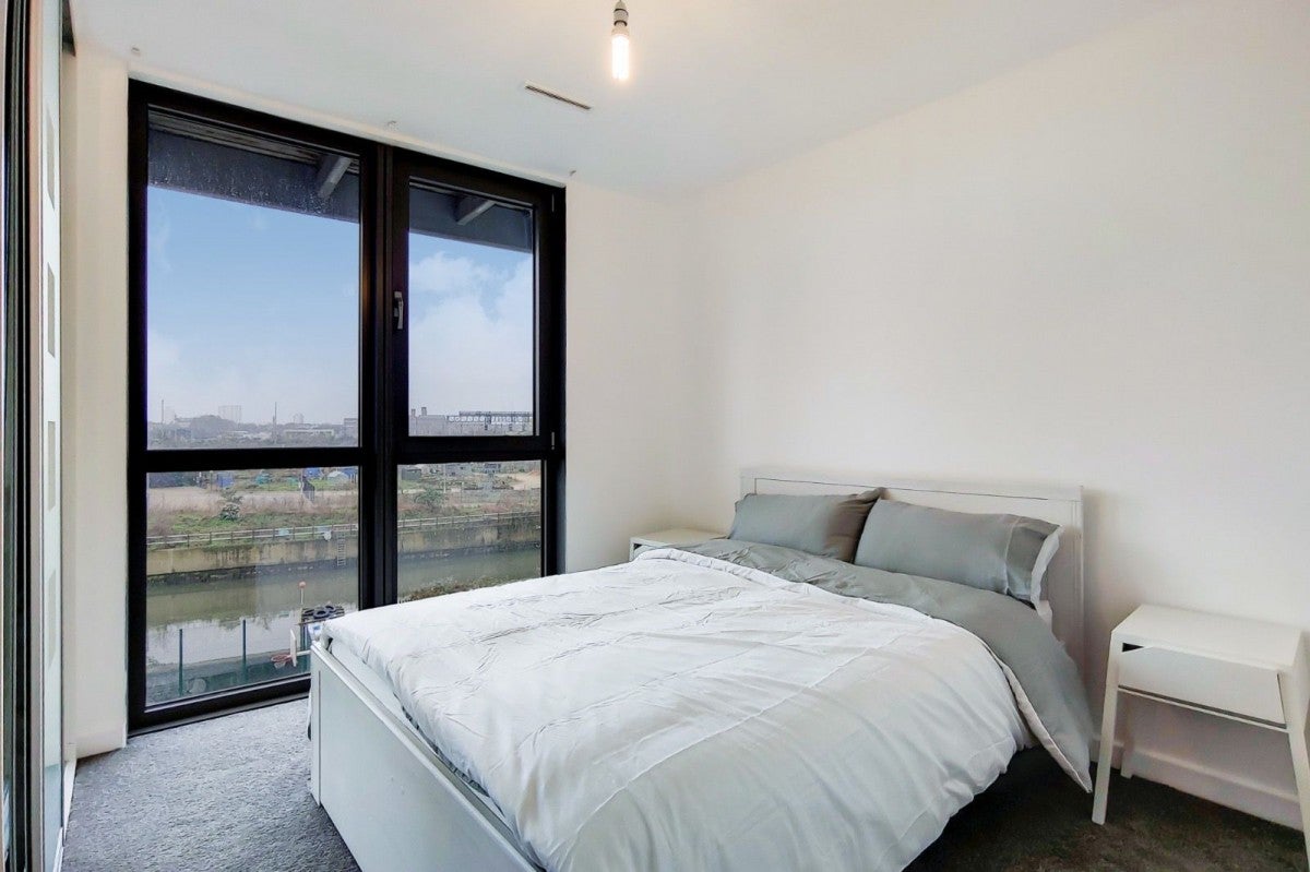 Flat Warton Road in Greater London