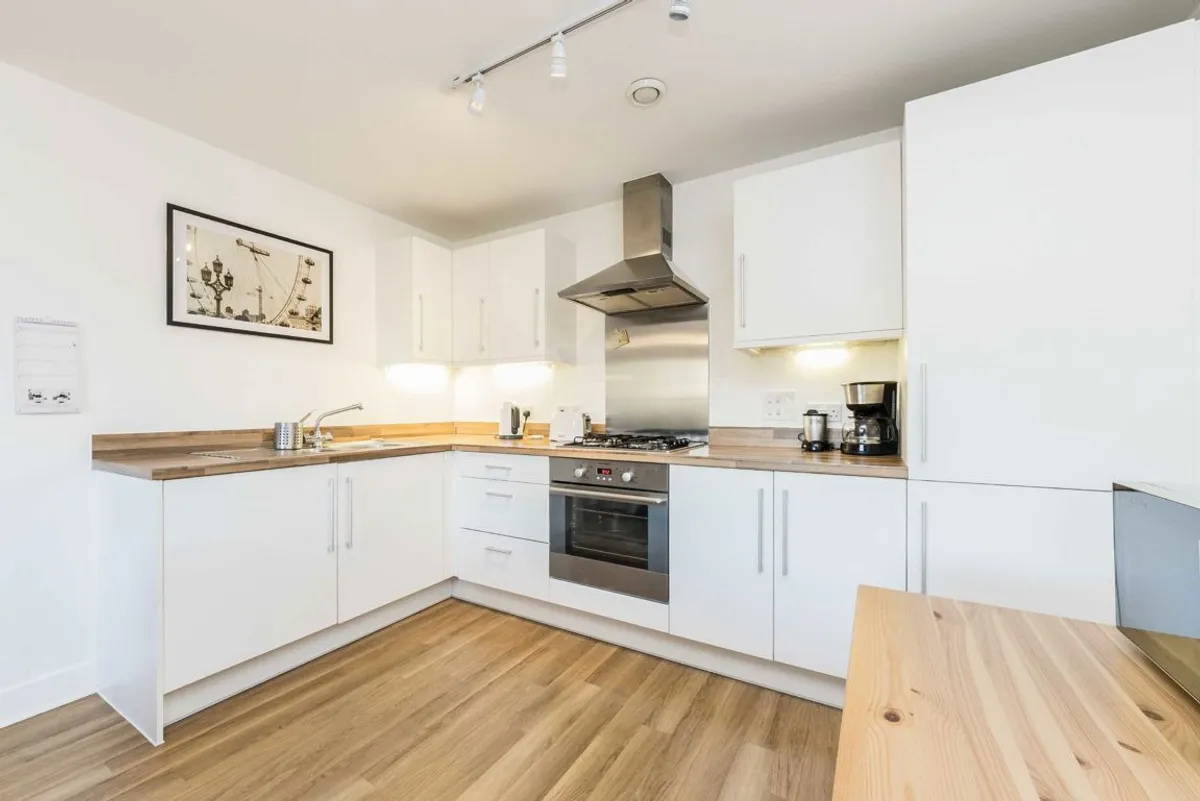 Flat St George's Grove in Greater London