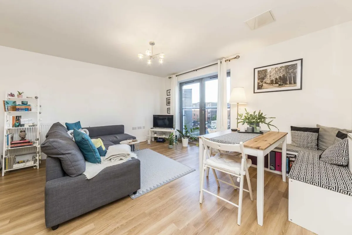 Flat St George's Grove in Greater London